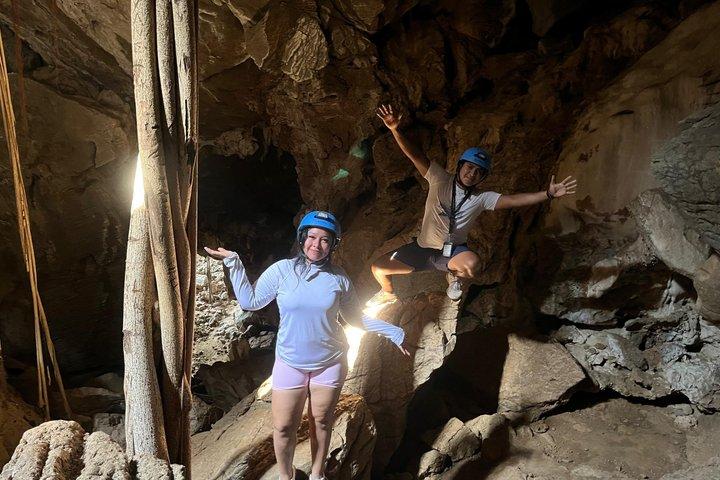 Private Hiking nas cavernas do Tigre e visitar a praia Majahua