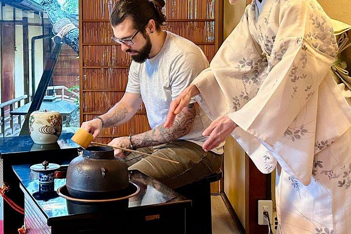 京都：150年続く絹商人の家で茶道
