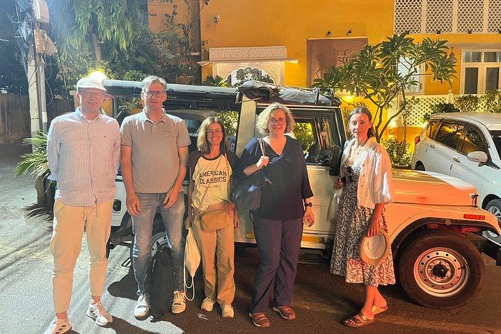 オープンジープで行くジャイプールの夜の市内観光