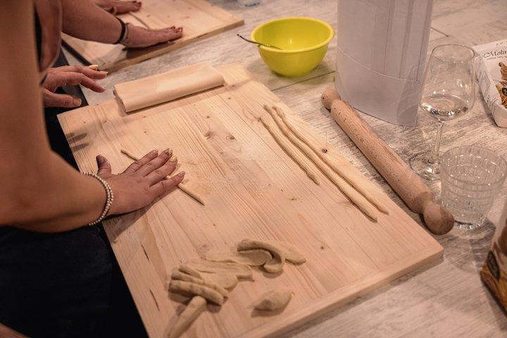 Mañana Toscana : Elaboración de Pastas con Almuerzo & Cata de Vinos en Chianti