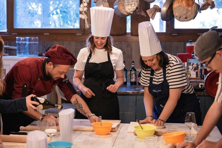 トスカーナの朝：キアンティでランチ＆ワインテイスティング付きパスタ作り
