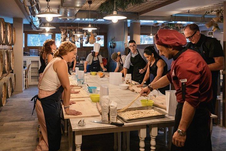 トスカーナの朝：キアンティでランチ＆ワインテイスティング付きパスタ作り