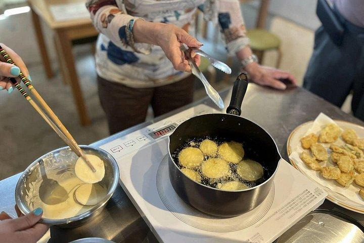 家庭風天ぷらうどんと餃子の作り方を学ぶ