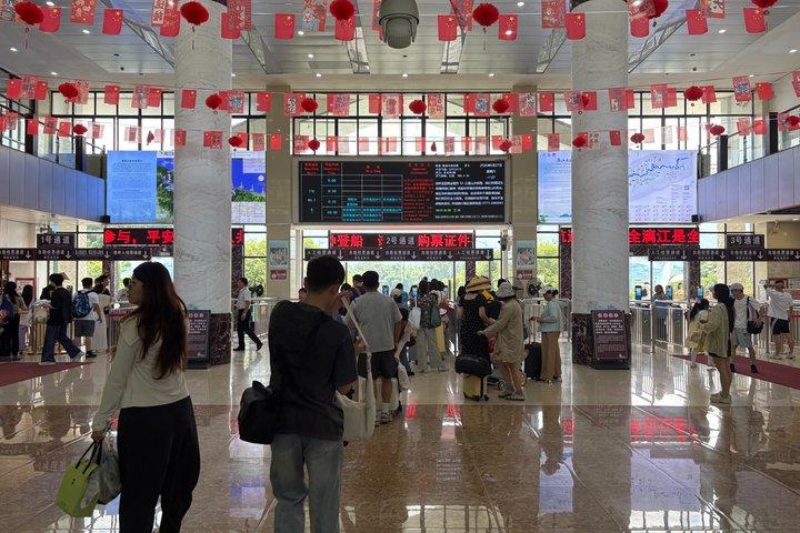 Guilin Li River 3-Star Cruise to Yangshuo with English Assist