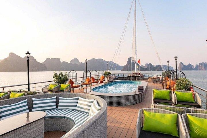 Ha Long: Cruzeiro de luxo com jacuzzi, caiaque, natação