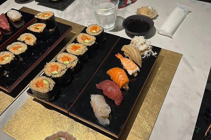 新宿での桜と寿司作り体験