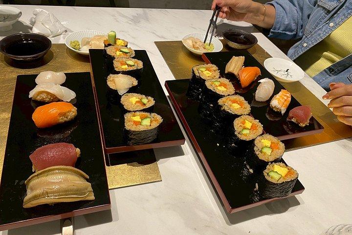 新宿での桜と寿司作り体験