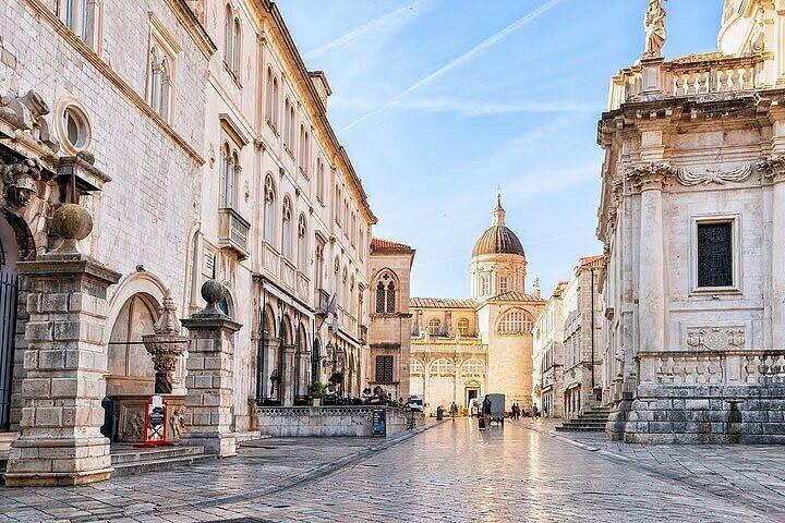 Private Transfer: Split to Dubrovnik + 2-Hour Customizable Stop
