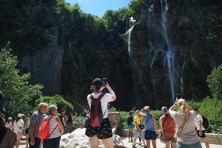 ザダルからプリトヴィツェ湖ガイド付き日帰りツアー（チケット付き）