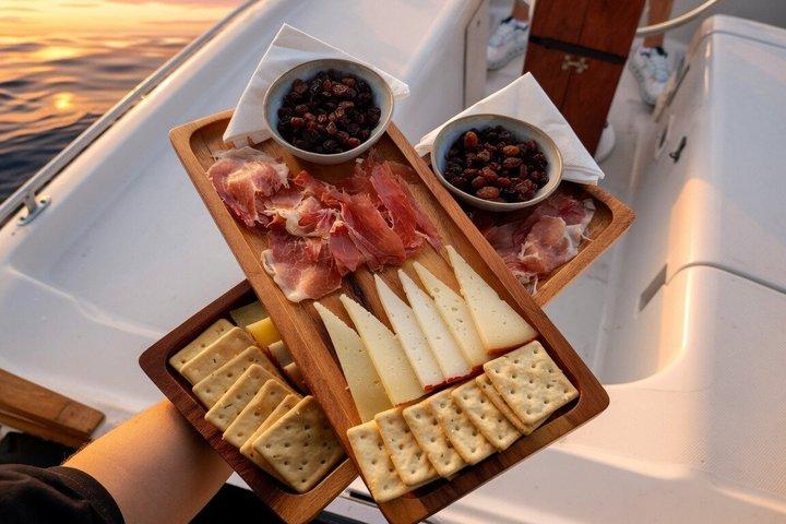 Porto: Een charmante cruise op een zeilboot met wijn en charcuterie.