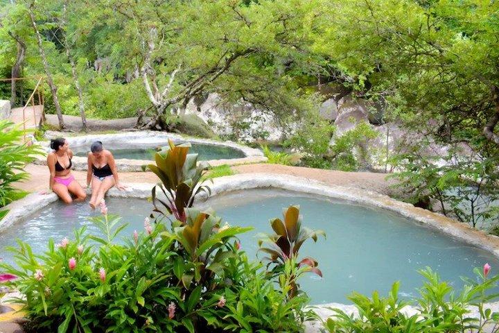 火山国立公園でジップライン、乗馬、チュービング、温泉、ランチ