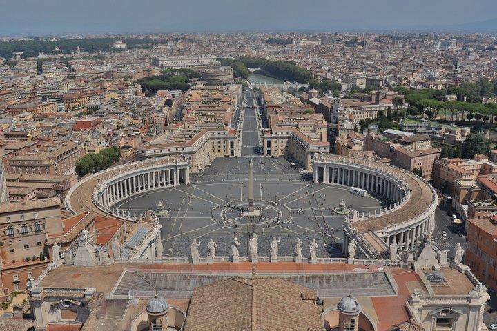 Tour of St Peter Basilica and Papal Tombs and Grottoes