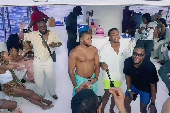 Party Boat à Punta Cana HipHop Music Open Bar et piscine naturelle