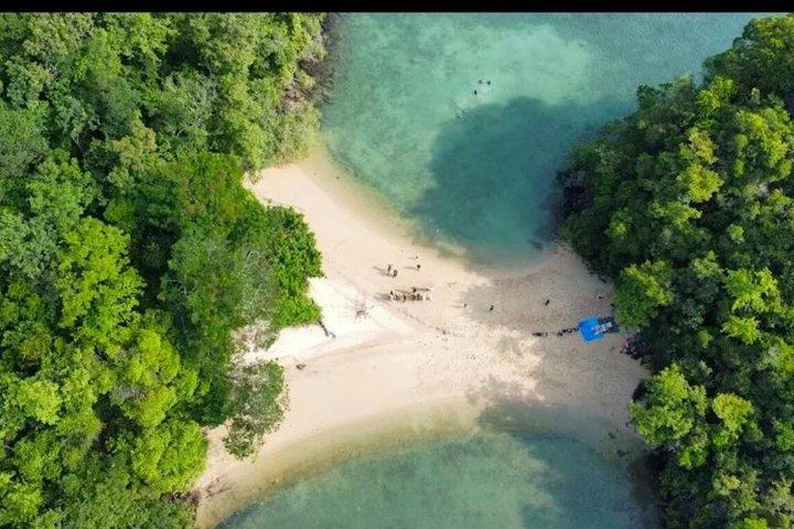 Tour condiviso delle mangrovie Langkawi Kilim con spiaggia a due facce
