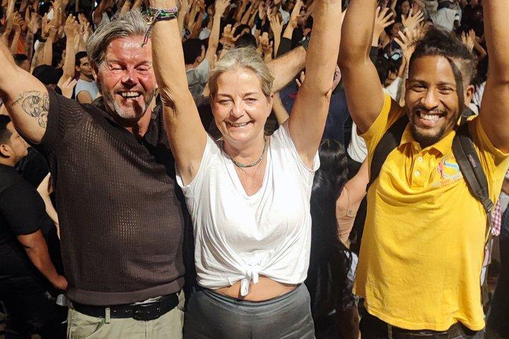Salsa noite em Cali com um bailarino local