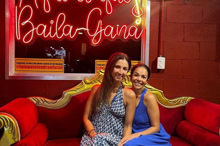 Salsa noite em Cali com um bailarino local