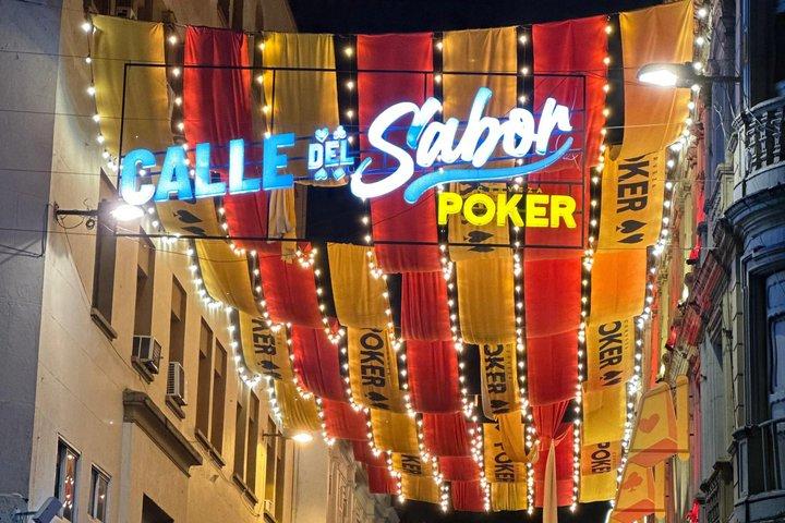 Salsa noite em Cali com um bailarino local