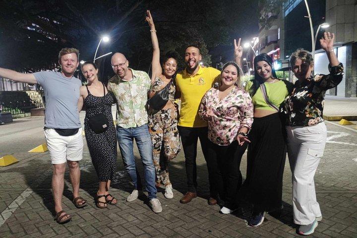 Salsa noite em Cali com um bailarino local