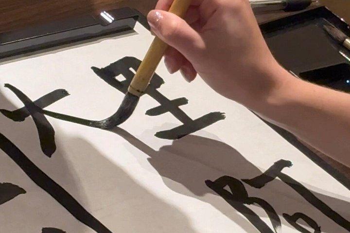 Clase de caligrafía japonesa cerca de la estación de Kioto