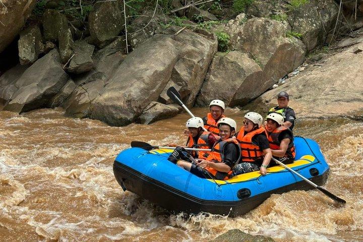 Rafting sulle acque bianche e santuario degli elefanti e cascate