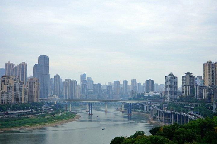 真のローカルモノレール鍋の秘密の景色と重慶シティウォーク