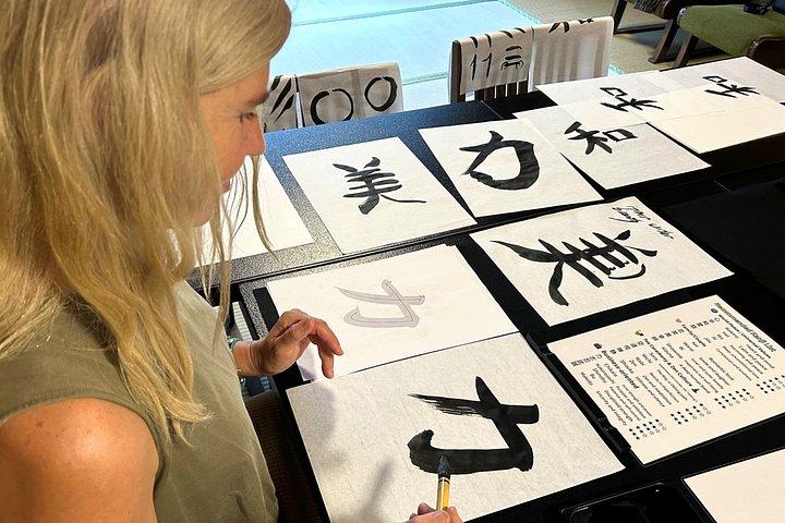 Caligrafía zen práctica y 150 - Tour Machiya por Kioto