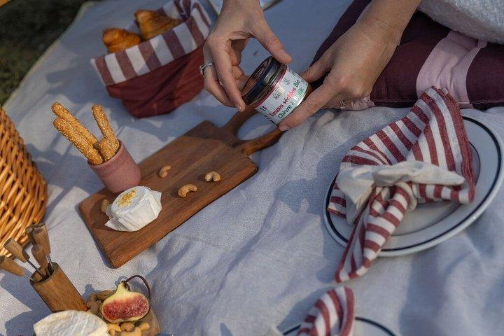 パリで味わう贅沢なフランス風ピクニック体験