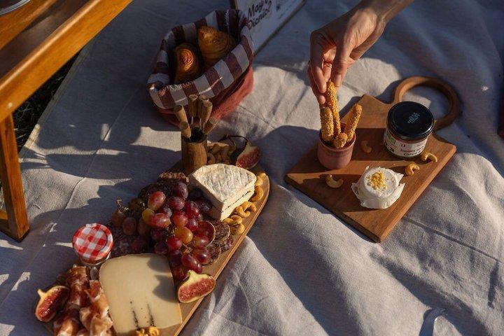 パリで味わう贅沢なフランス風ピクニック体験