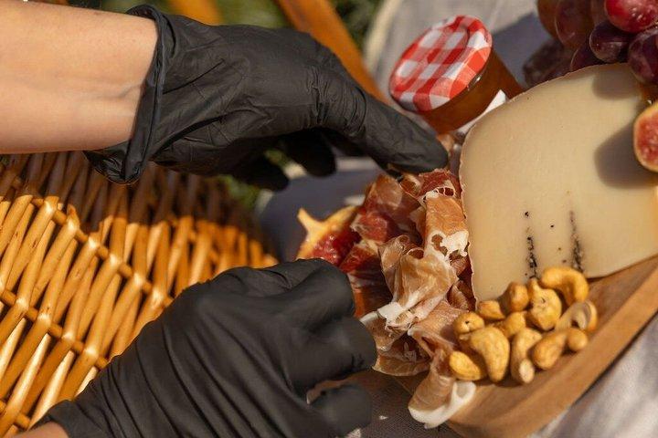 パリで味わう贅沢なフランス風ピクニック体験