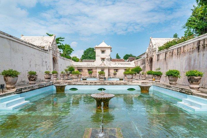 Private Car & Driver in Yogyakarta – Flexible, Customized Tours