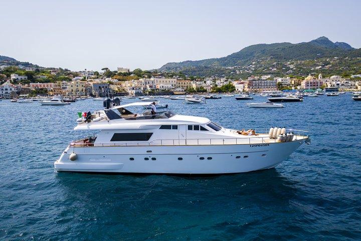 Ischia Sunset Yacht Cruise mit Aperitif und Schnorcheln