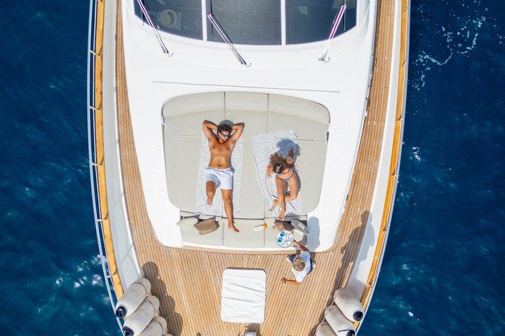 Ischia Sunset Yacht Cruise mit Aperitif und Schnorcheln