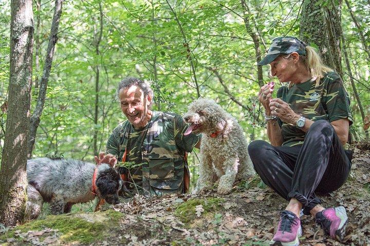 犬と一緒にトスカーナ州サン・ミニアートでトリュフ狩りと試食