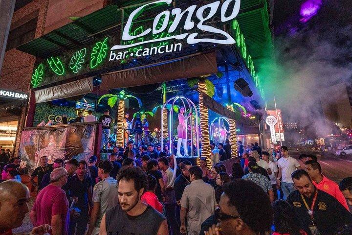 Bebidas ilimitadas e noite de festa no Congo Bar Cancun