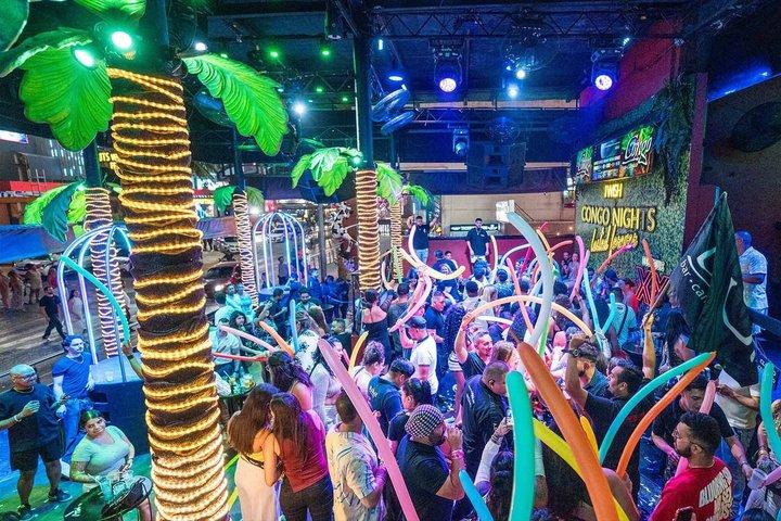 Bebidas ilimitadas e noite de festa no Congo Bar Cancun