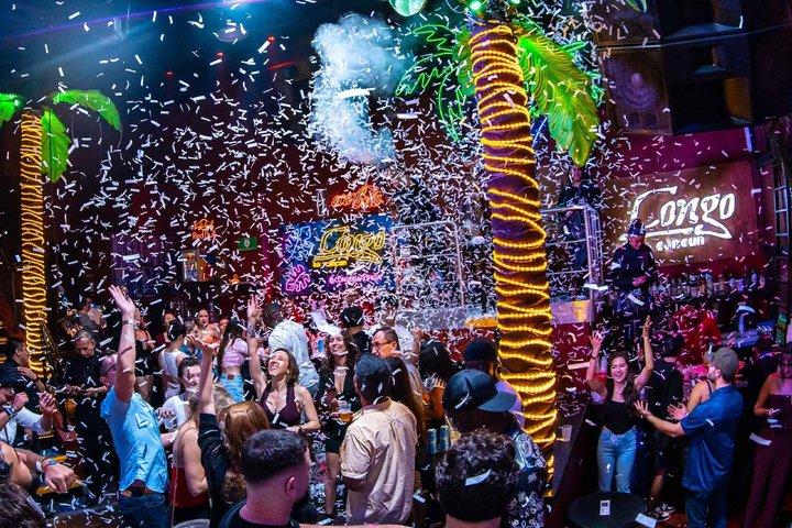 Bebidas ilimitadas e noite de festa no Congo Bar Cancun