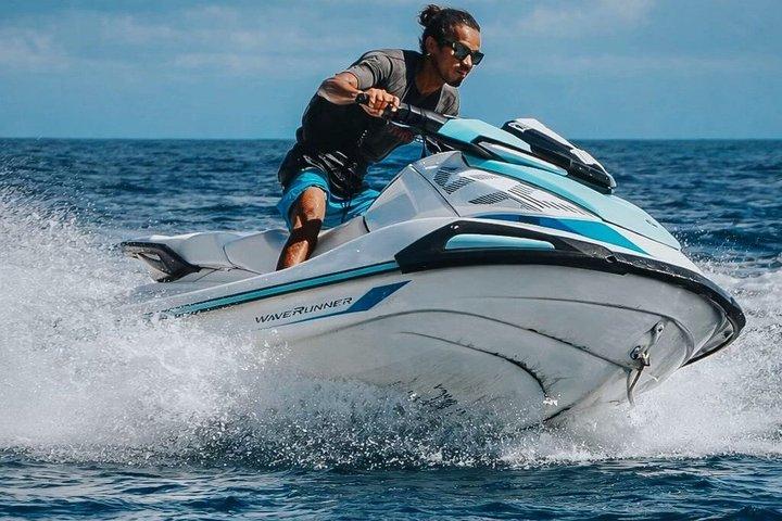 Conduce tu propia moto de agua media hora