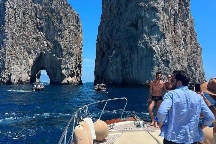 フラテッリ・アプレア36 HTでのプライベートカプリボートツアー