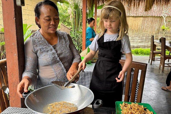 PRIVATE Ubud Market Tour & Balinese Home Cooking Class med Putu