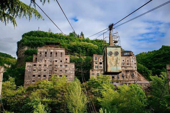 クタイシ発チアトゥラ・カツキ柱とムグヴィメヴィ修道院ツアー