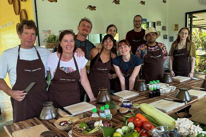 Classe de culinária tailandesa em Chiangrai com o tour do mercado