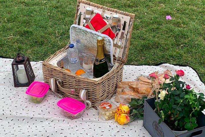 Romantic Paris Picnic Experience for Couples