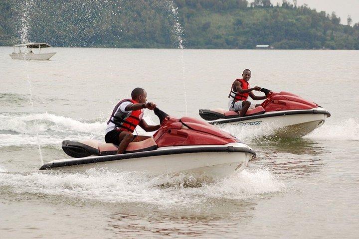 キブ湖体験：ジェットスキー、ボートライド＆湖料理