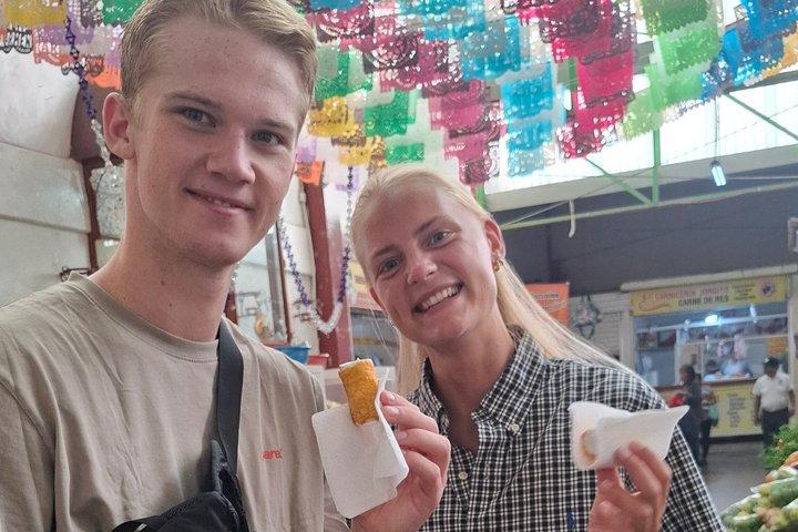 地元の食の専門家が案内するオアハカ隠れストリートフードツアー