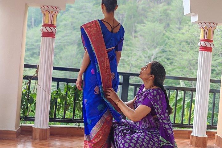 リシケシュ:インドの伝統的なサリー・ドレープ・ワークショップ