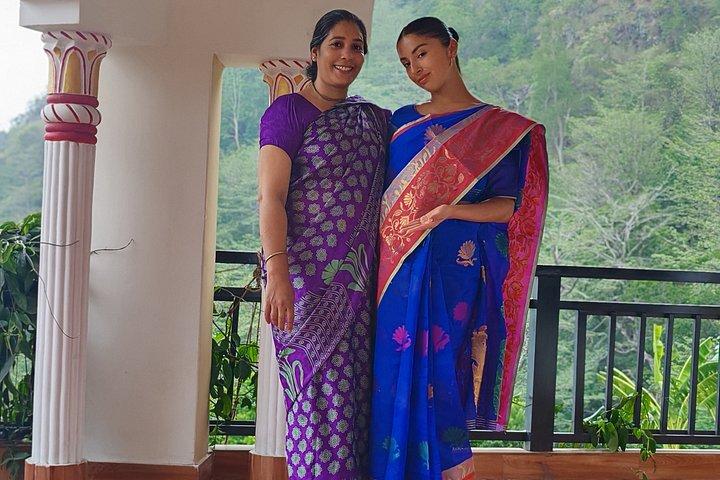 リシケシュ：インドの伝統的なサリー・ドレープ・ワークショップ