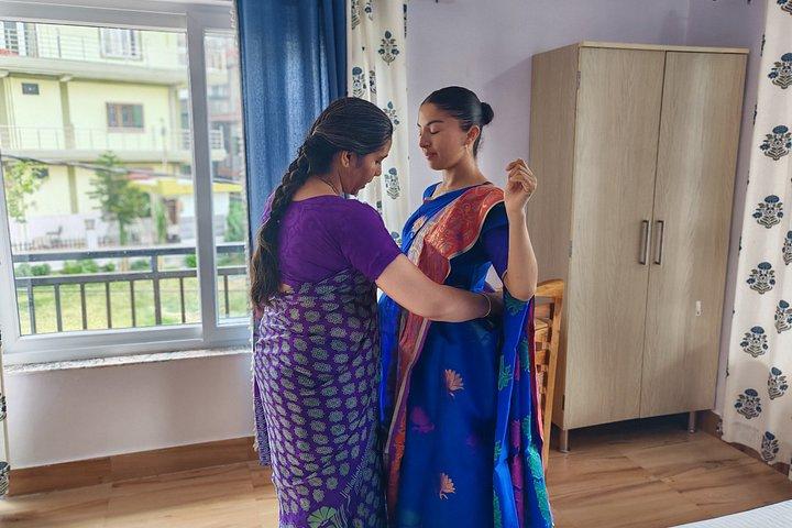 リシケシュ：インドの伝統的なサリー・ドレープ・ワークショップ