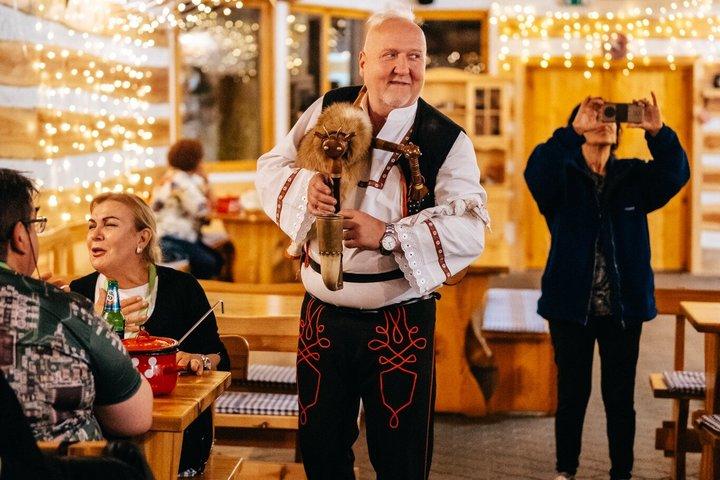 Praga : cena folcloristica con trasferimento