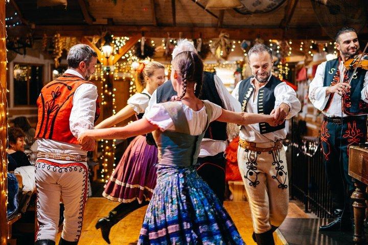 Praga : cena folcloristica con trasferimento