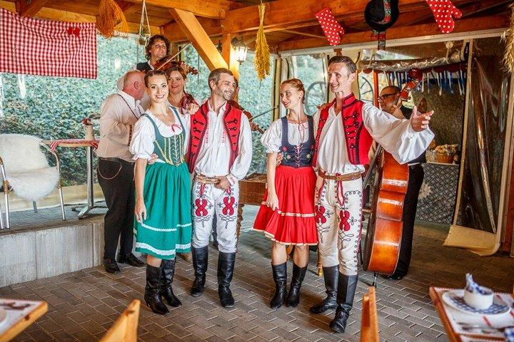 Praga : cena folcloristica con trasferimento